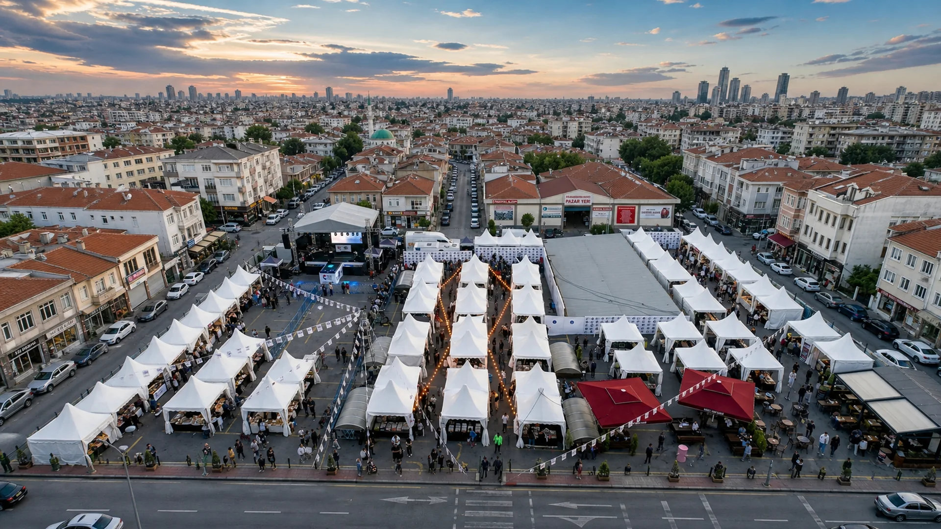 Kuşbakışı fuar alanında kurulan pagoda ve büyük etkinlik çadırları