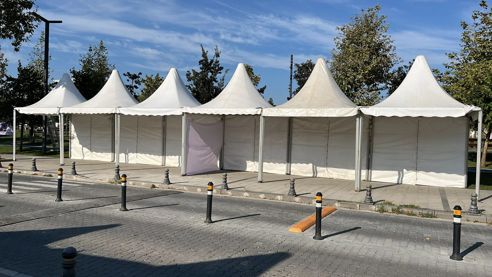 Yan yana kurulan modüler kubbeli çadırlar