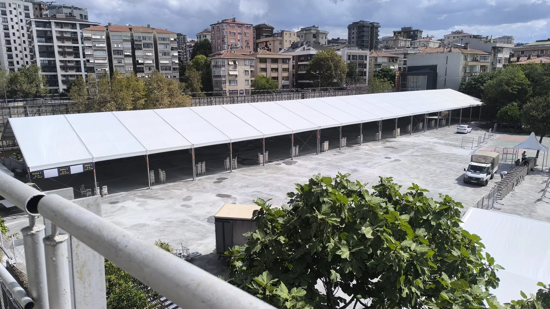 Şehir içinde kurulan uzun büyük etkinlik çadırı