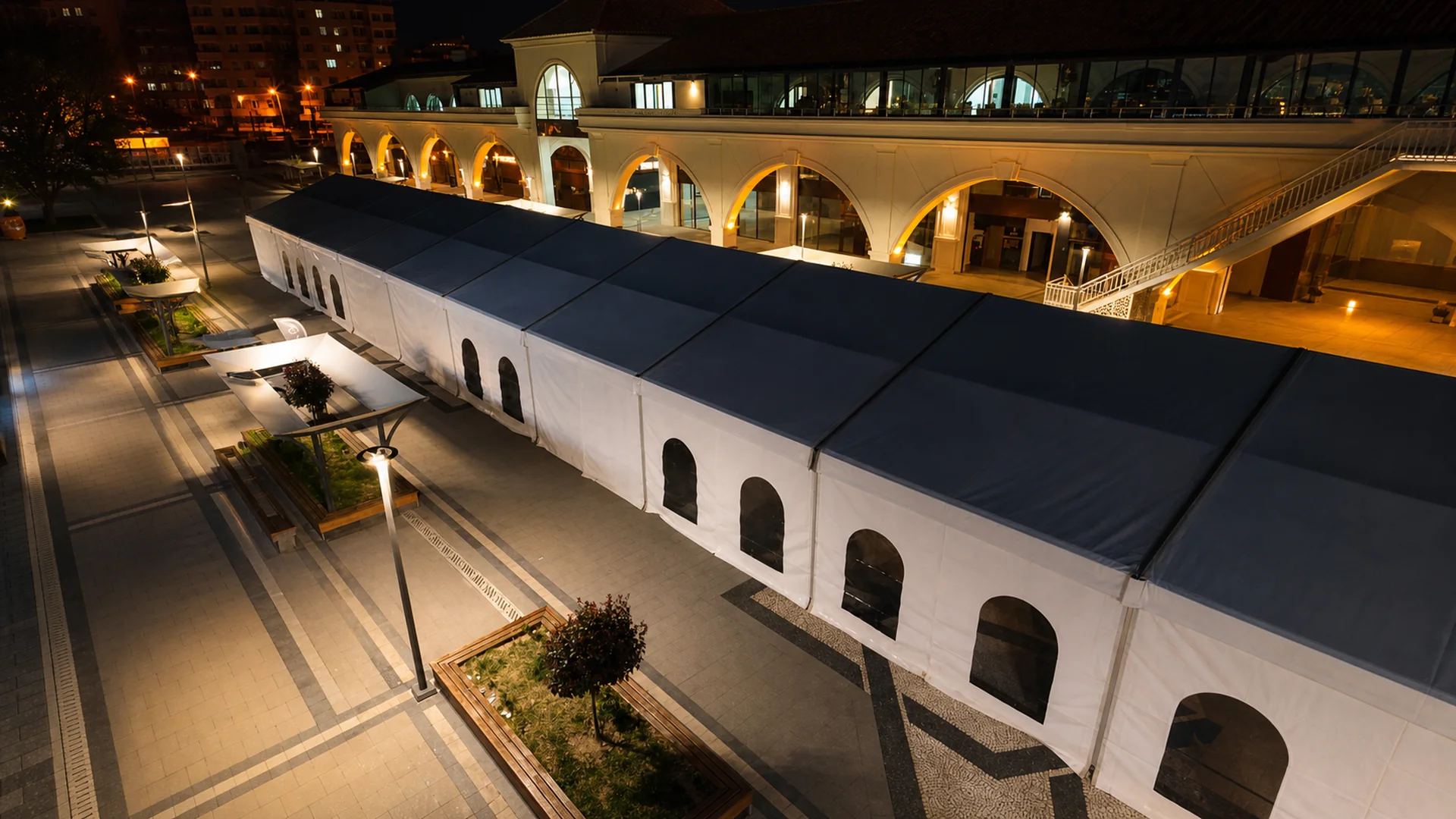 Gece aydınlatılan uzun etkinlik çadırı