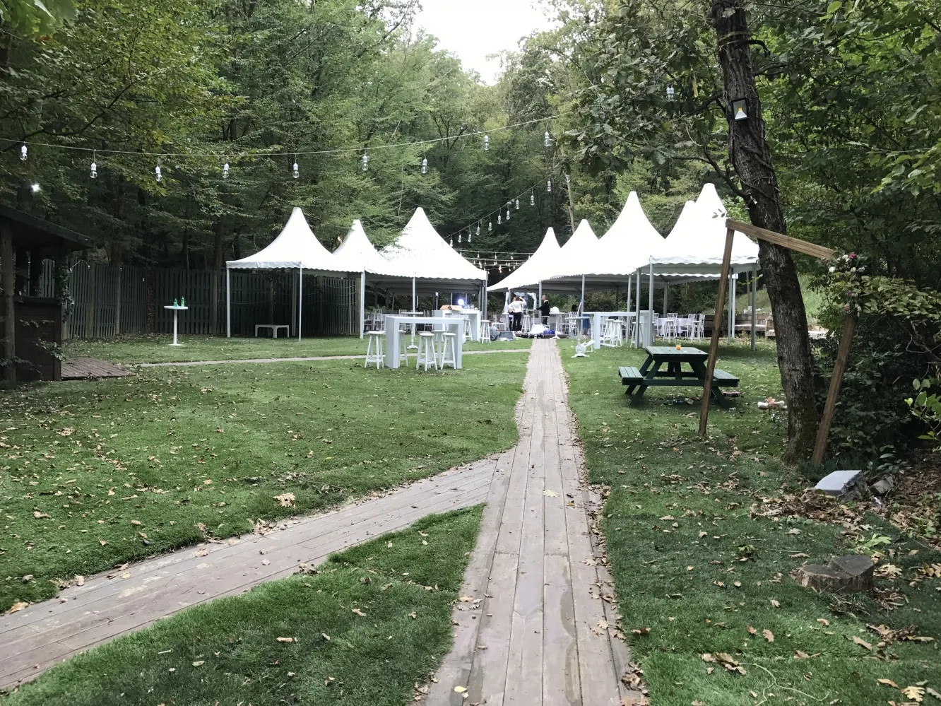 Yeşil bahçede kurulan beyaz pagoda çadırlar
